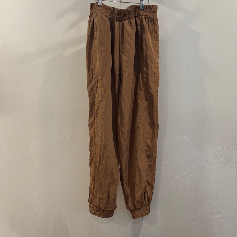 Misa Parachute pants in Gold
